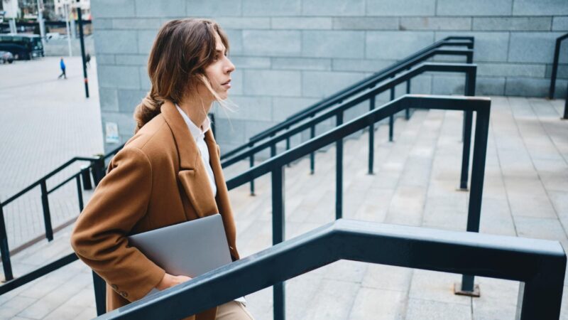 Pesquisa revela onde a carreira das mulheres mais trava — e não é no topo