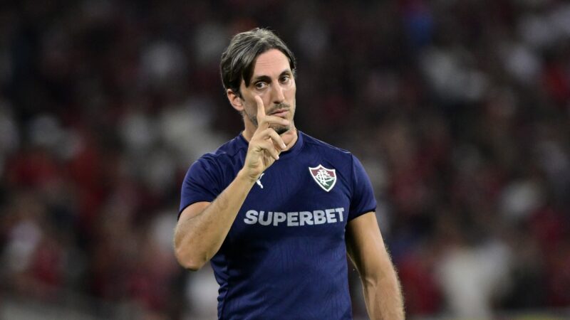 Zubeldía, do Fluminense, revela ter procurado psicólogo para controlar expulsões