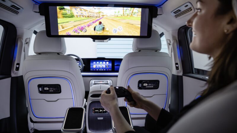 Mercedes apresenta a VLE: minivan elétrica com cabine de jato e tela de 31 polegadas