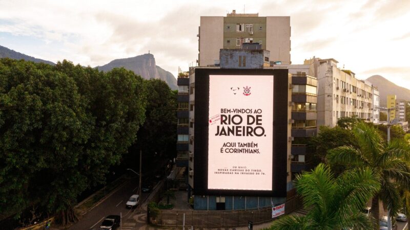 Nike lança campanha de divulgação da nova camisa do Corinthians com outdoor no Rio