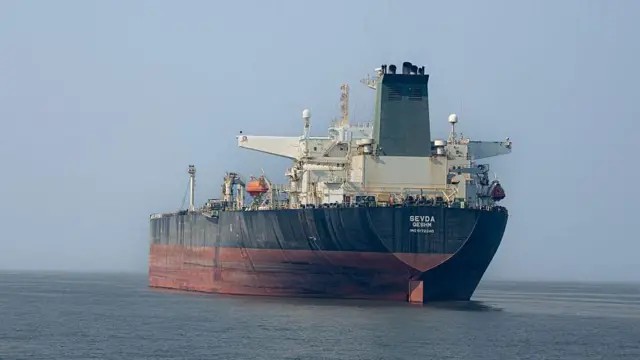 A tentativa de 32 países de contornar bloqueio do Estreito de Ormuz com maior liberação de reservas de petróleo da história