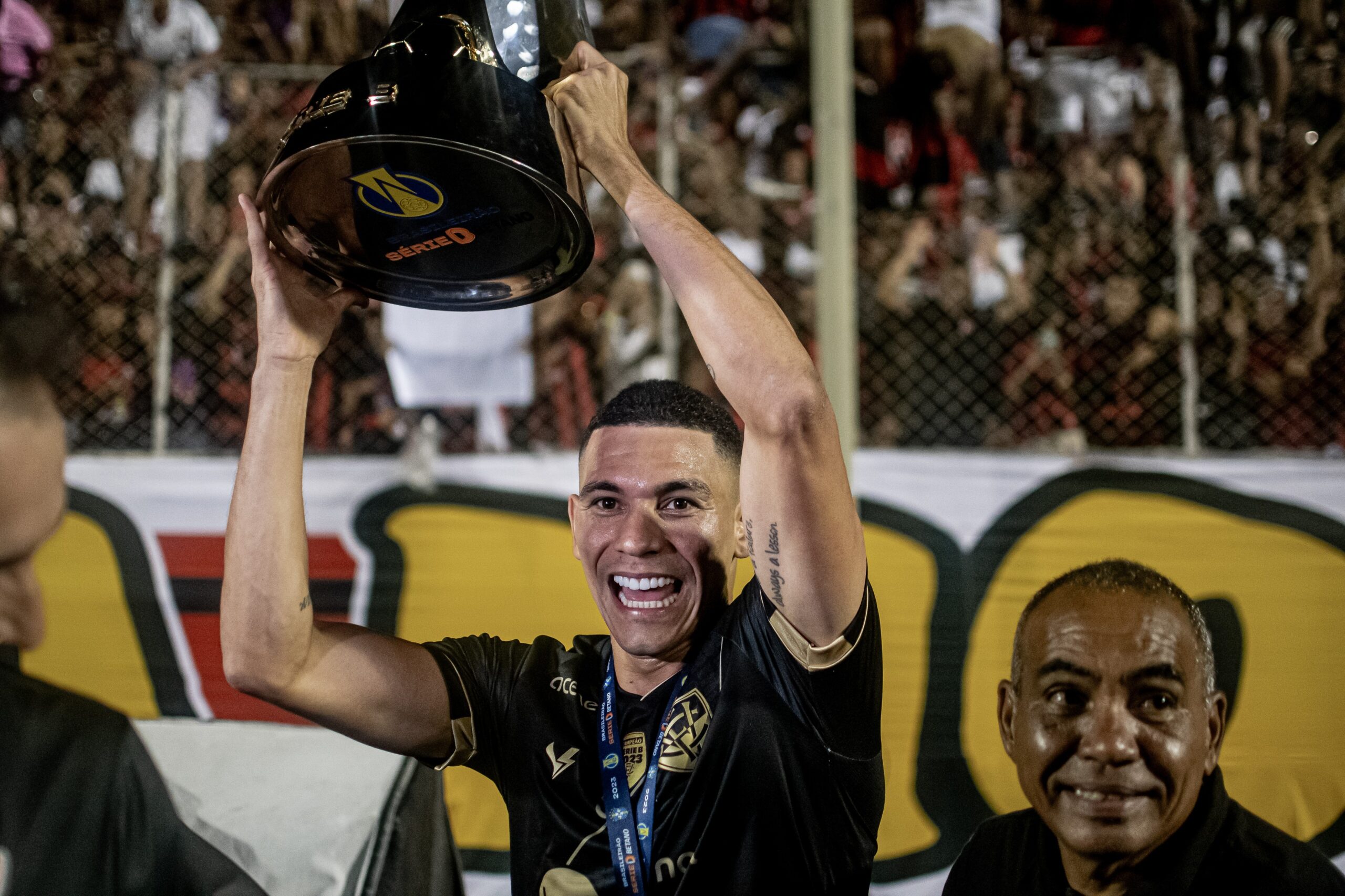 Ponte acerta com o volante Léo Gomes, ex-Vitória e Athletico-PR