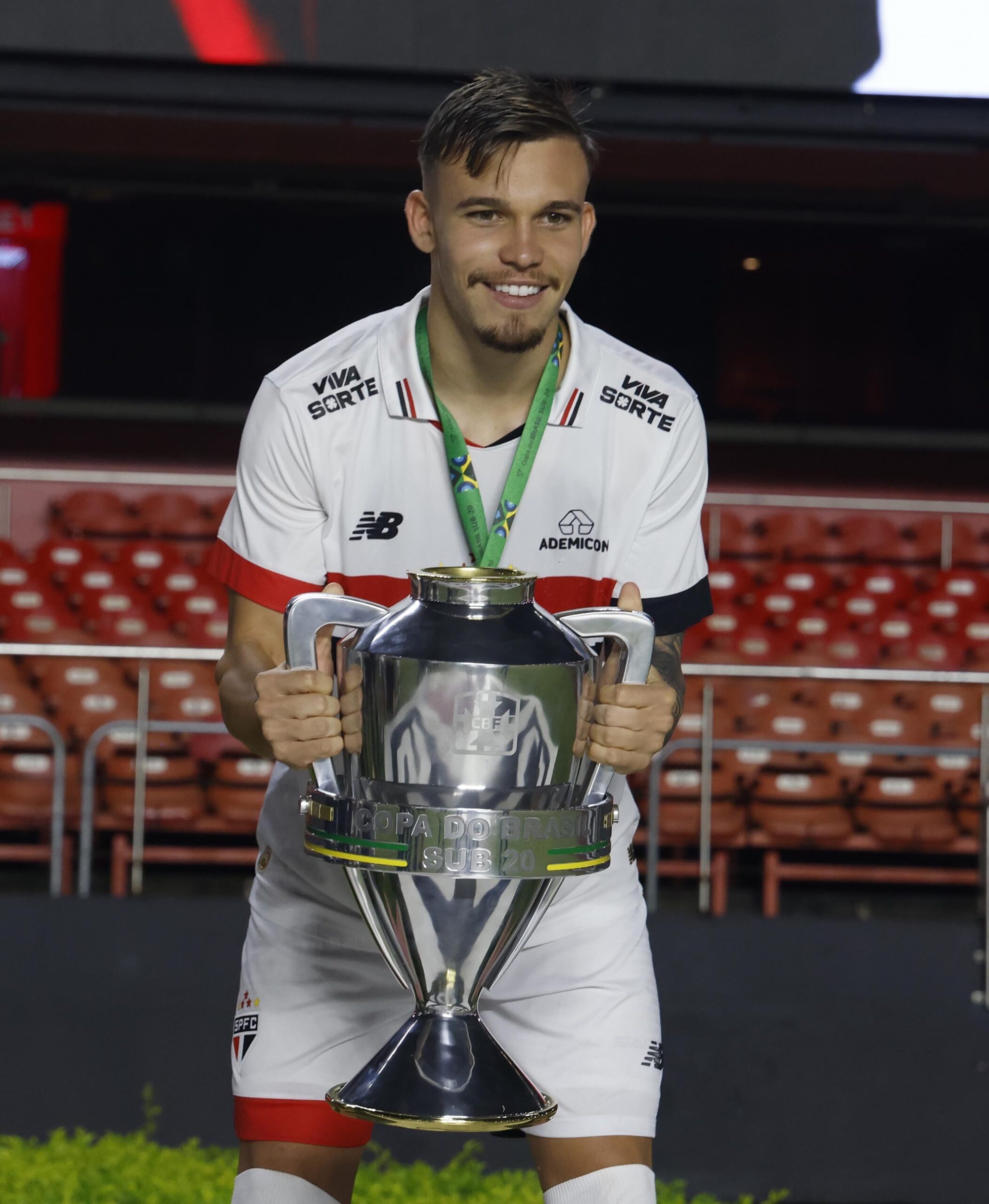 São Paulo prepara anúncio da renovação de Negrucci, volante tratado como exemplo para base