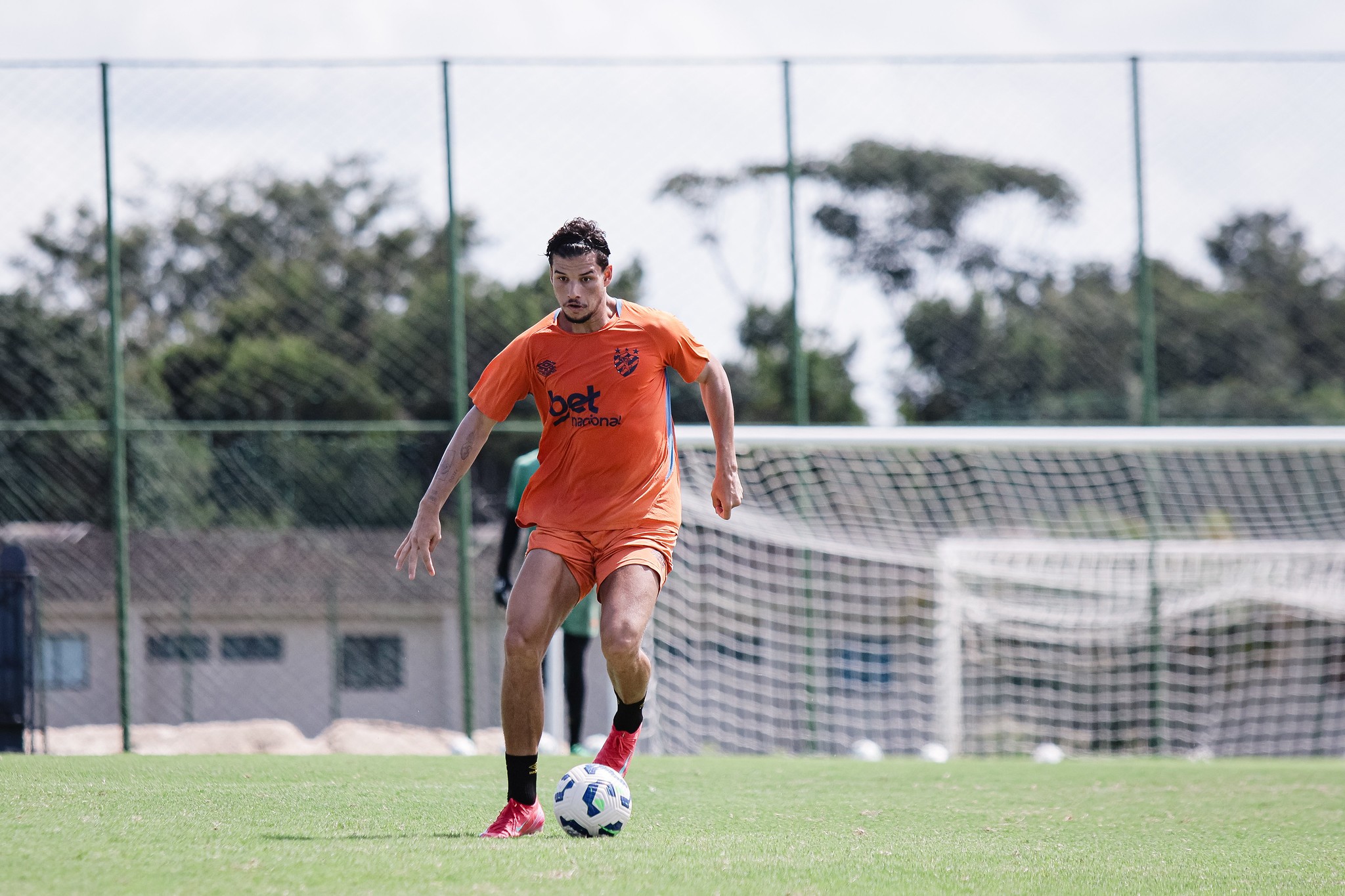 Sport oficializa venda do zagueiro Chico ao Hapoel Tel Aviv, de Israel