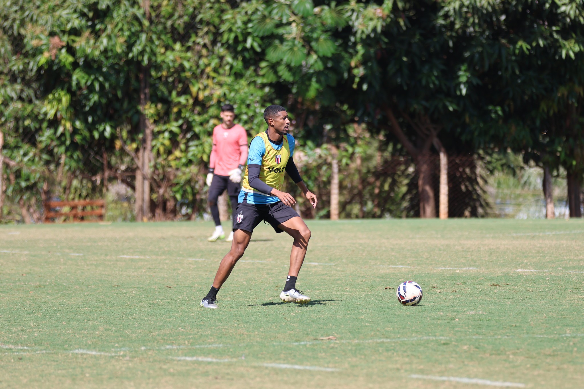 Negociação de Vilar com Botafogo-SP tem reviravolta e zagueiro deve renovar contrato