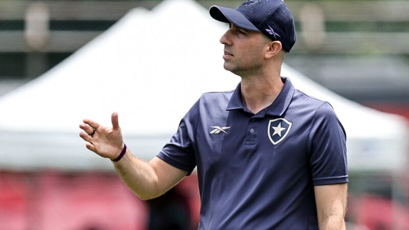 Sem técnico e com gestão ameaçada, Botafogo encara o Athletico para amenizar insegurança