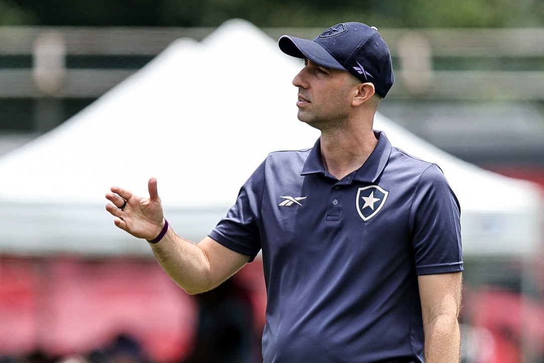 Sem técnico e com gestão ameaçada, Botafogo encara o Athletico para amenizar insegurança