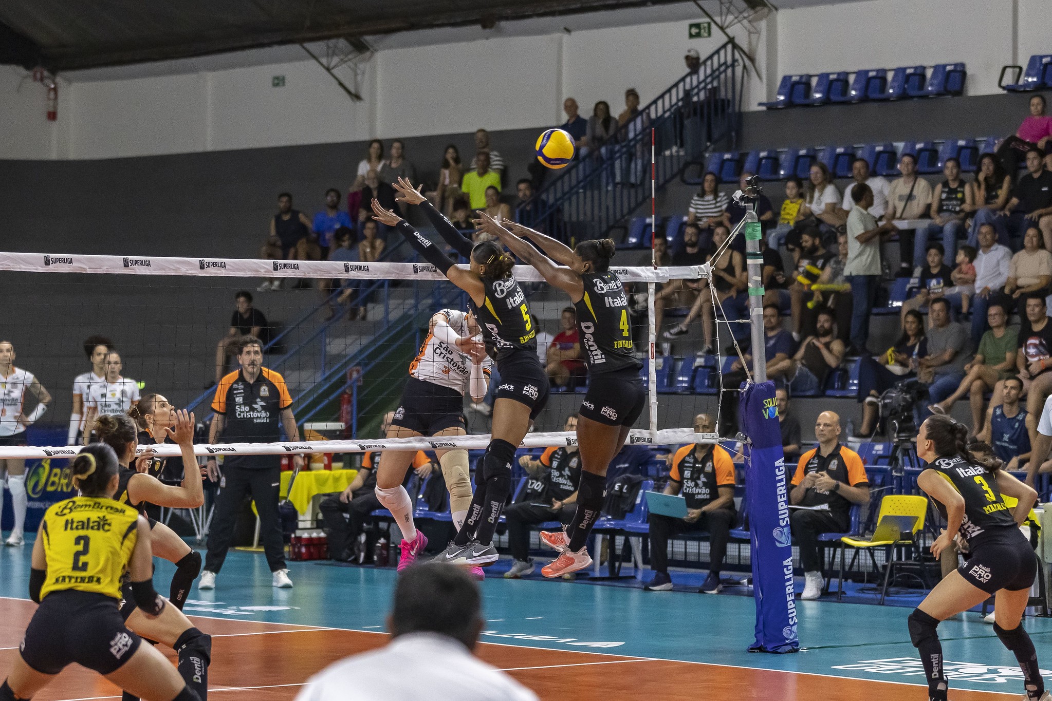 Osasco x Praia Clube: onde assistir ao vivo e horário do jogo pela Superliga Feminina
