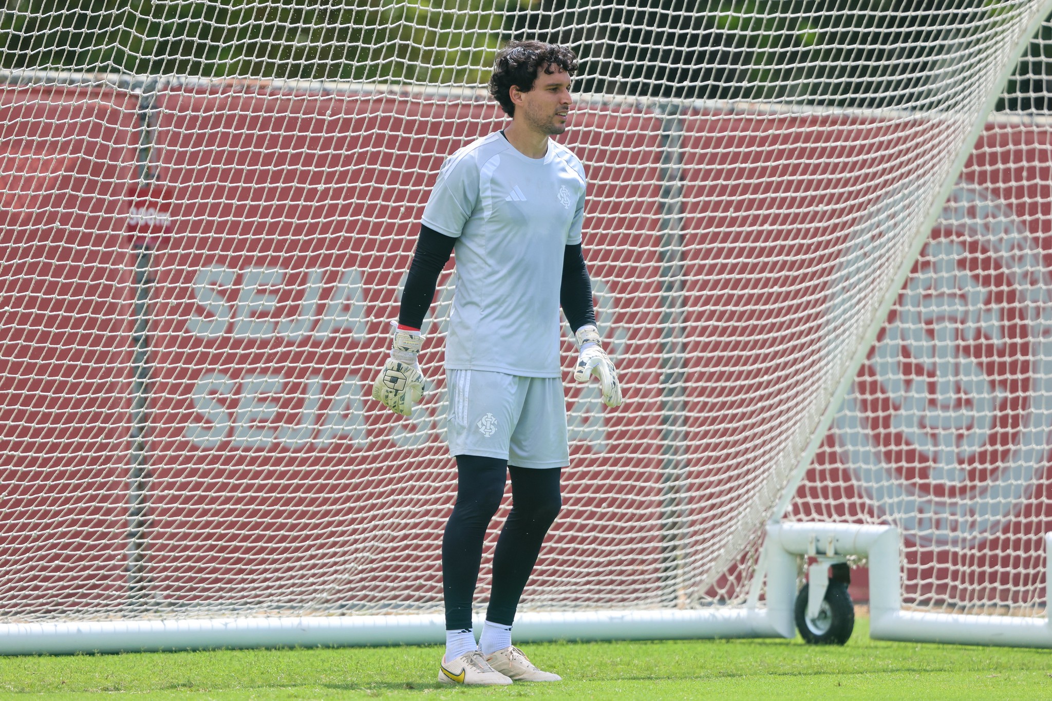 Coritiba acerta a contratação do goleiro Keiller, ex-Internacional
