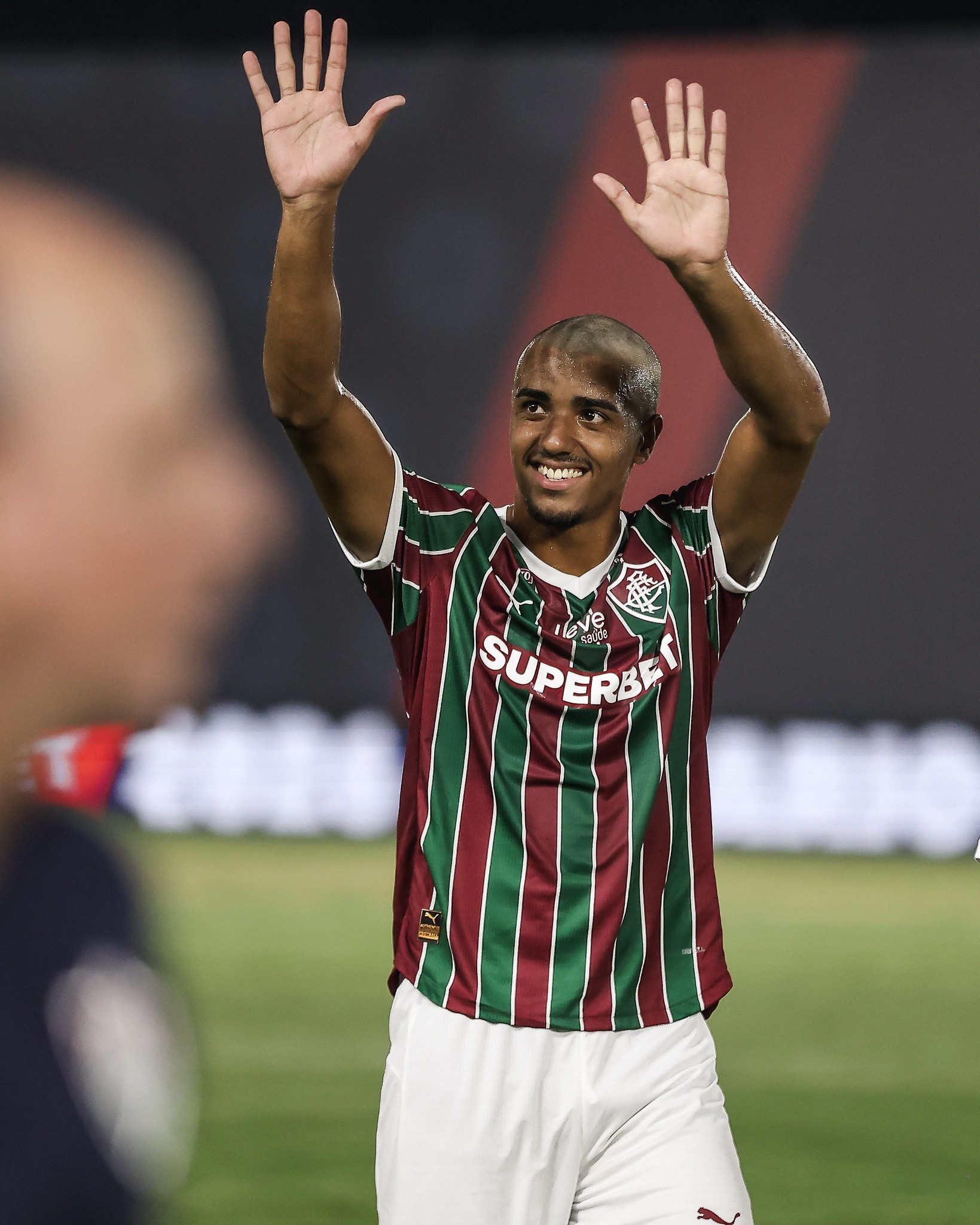 Caxias e Fluminense negociam empréstimo do meia Luis Fernando