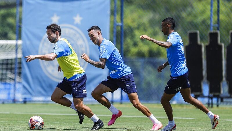 Everton Ribeiro e Gilberto participam de parte de treino do Bahia de olho no Athletico-PR