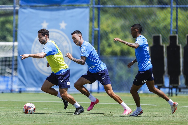 Everton Ribeiro e Gilberto participam de parte de treino do Bahia de olho no Athletico-PR