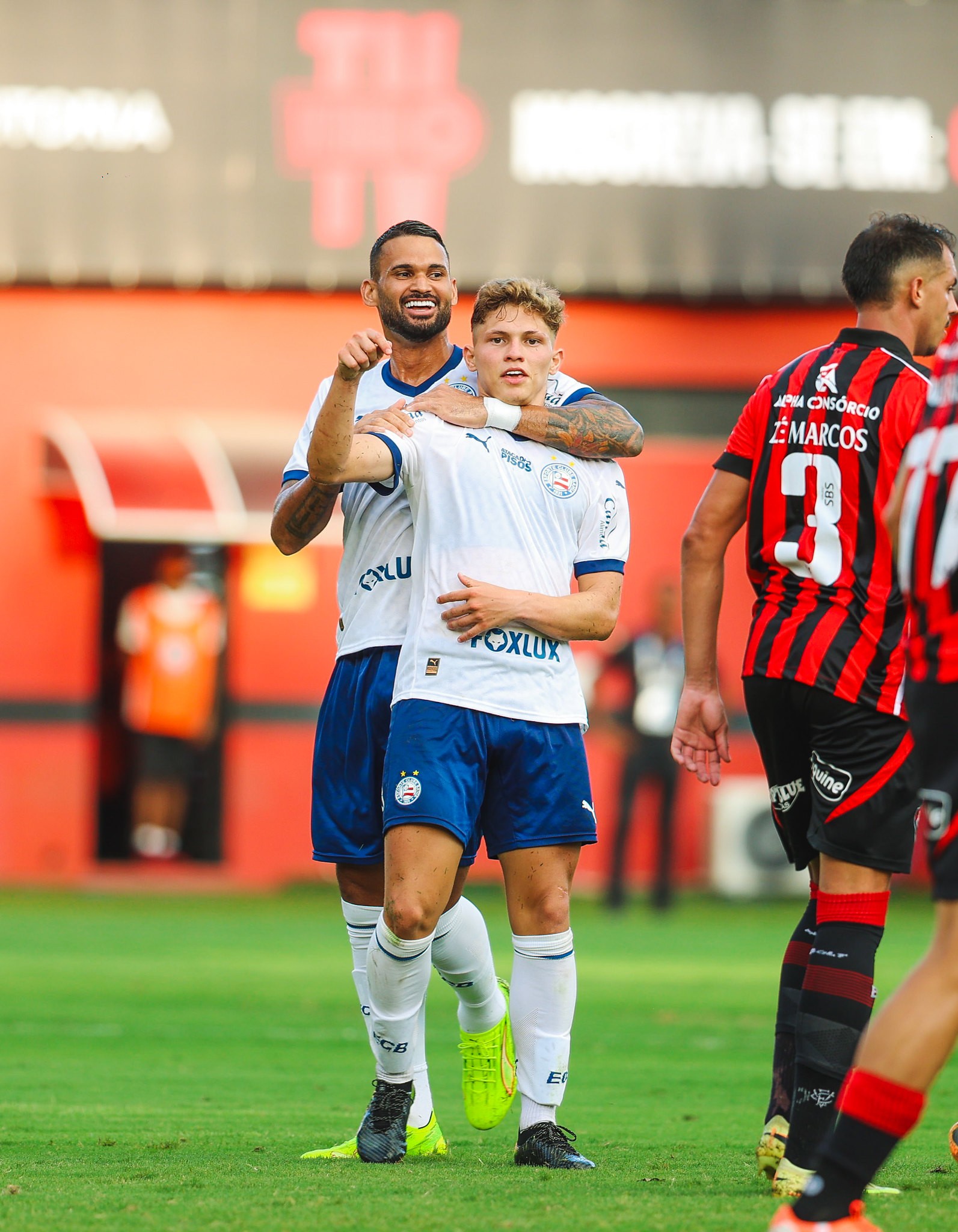 Herói no último Ba-Vi, Dell vive mês com expulsão, pênalti perdido e volta ao sub-20 do Bahia