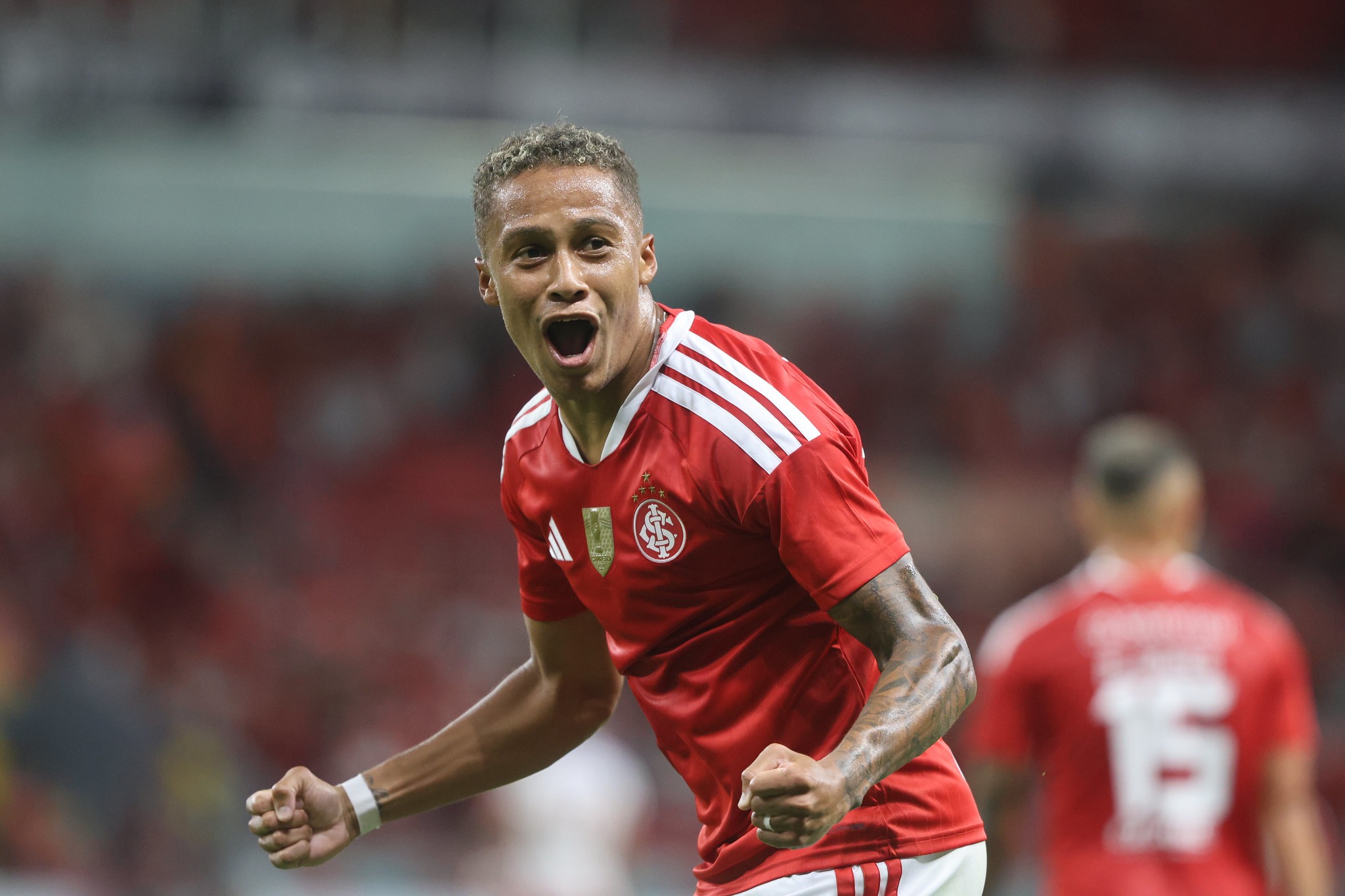 Inter assina pré-contrato Vitinho e garante permanência de atacante; confira detalhes