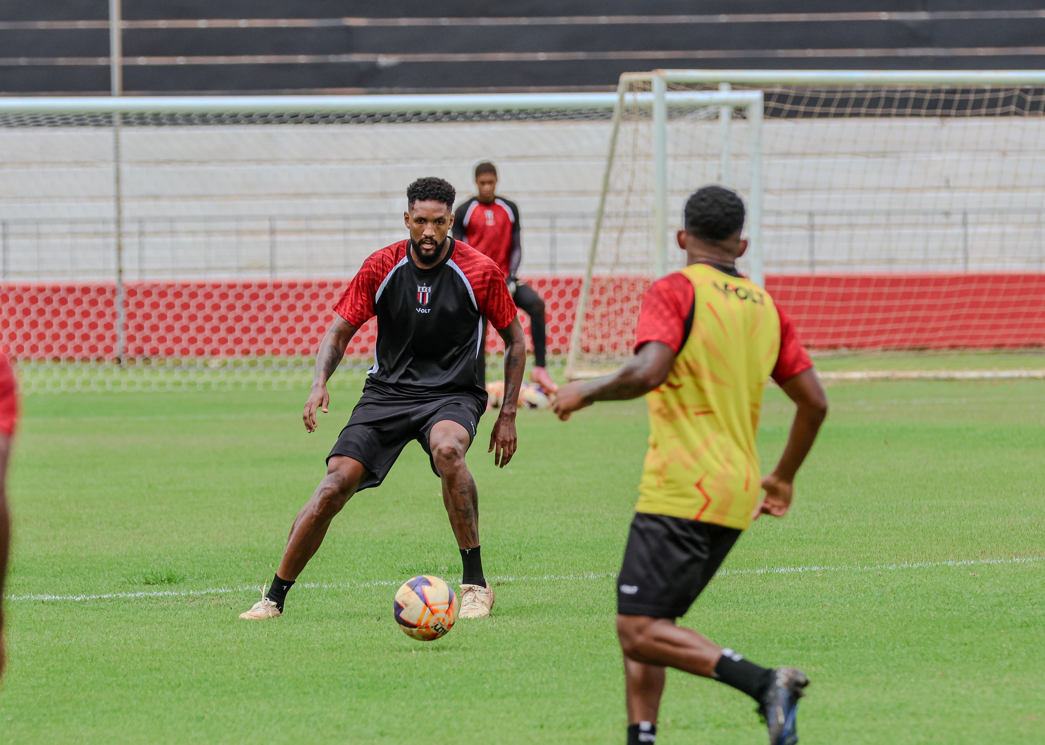 Wallace, do Botafogo-SP, diz que tem estilo de zagueiro clássico: “O que conta é o defensivo”