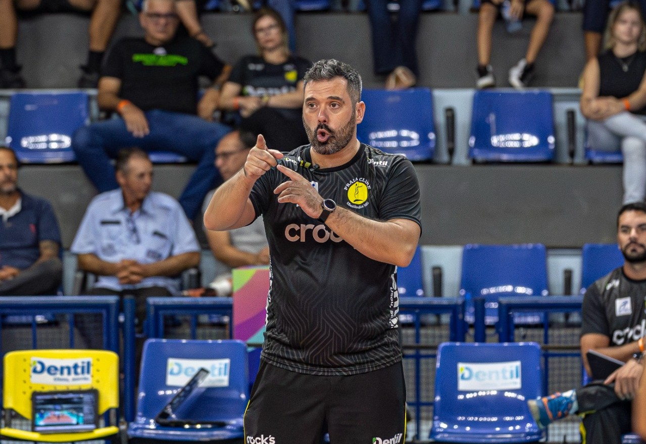 Rui Moreira reconhece pressão no Praia Clube e comenta críticas: “Quem não aguenta, não pode estar aqui”