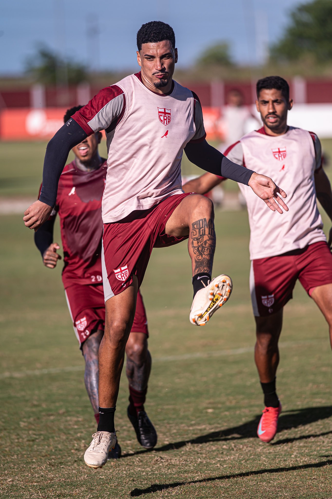 Presidente do CRB diz que Botafogo procurou o zagueiro Henri, mas negociação não avançou