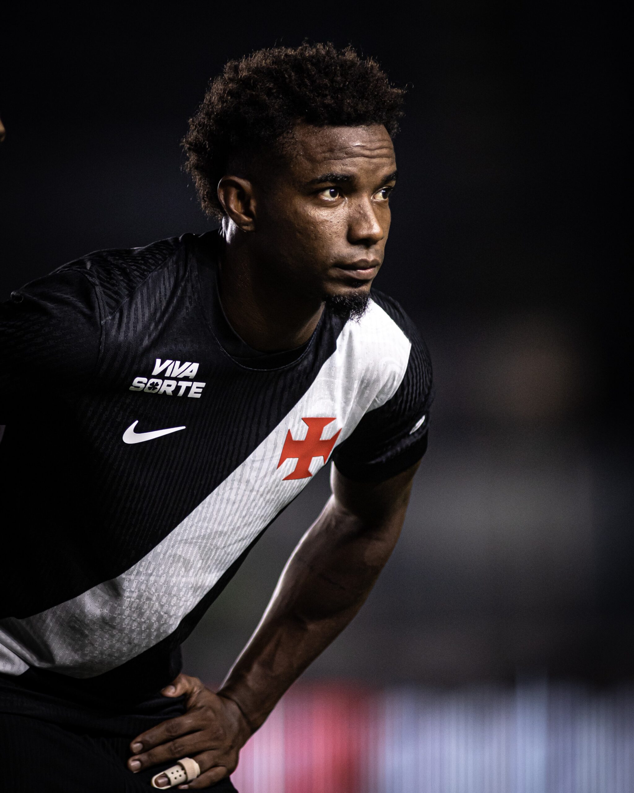 Após saídas no elenco, Thiago Mendes desponta como nova liderança do Vasco