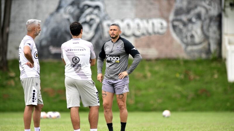 Danilo Barcelos volta a treinar com elenco e discute futuro na Ponte Preta
