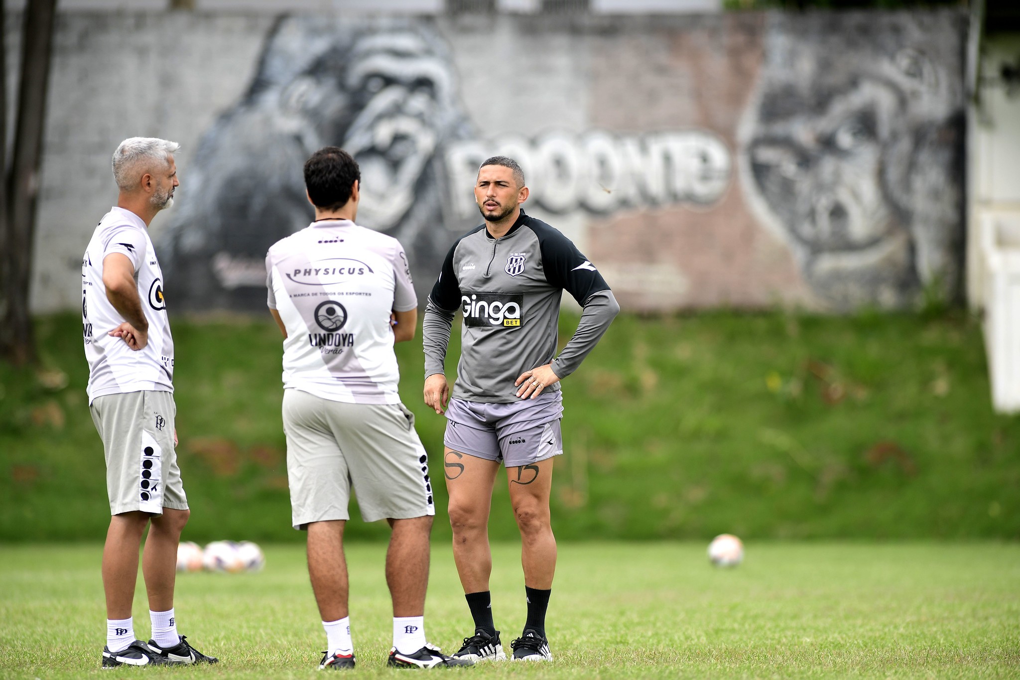 Danilo Barcelos volta a treinar com elenco e discute futuro na Ponte Preta