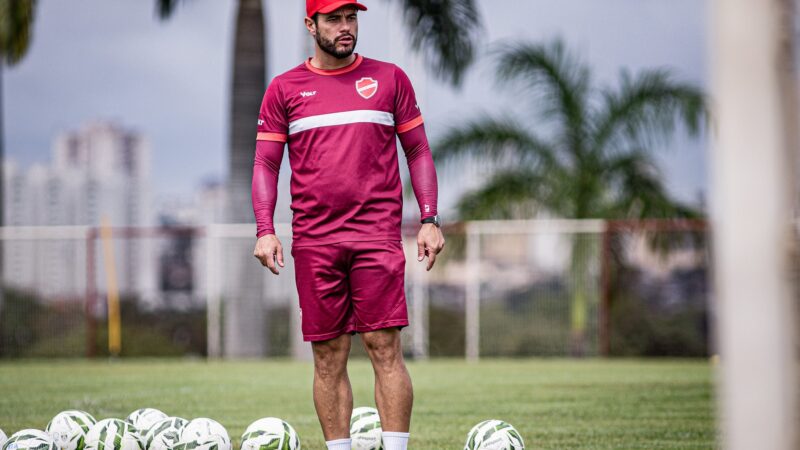 Ariel Mamede comanda o Vila Nova na estreia da Série B