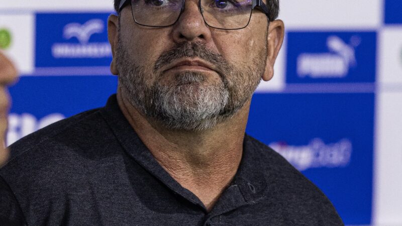 Enderson dispara contra calendário e arbitragem da estreia na Sul-Sudeste: “Nos fazem de bobos”