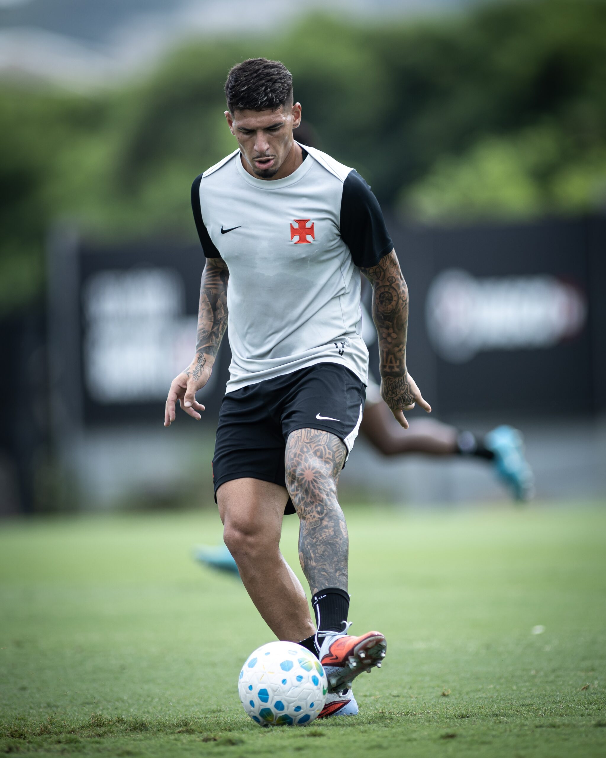 Cuesta e Saldivia acirram briga no time titular do Vasco sob comando de Renato, que testa alternativas