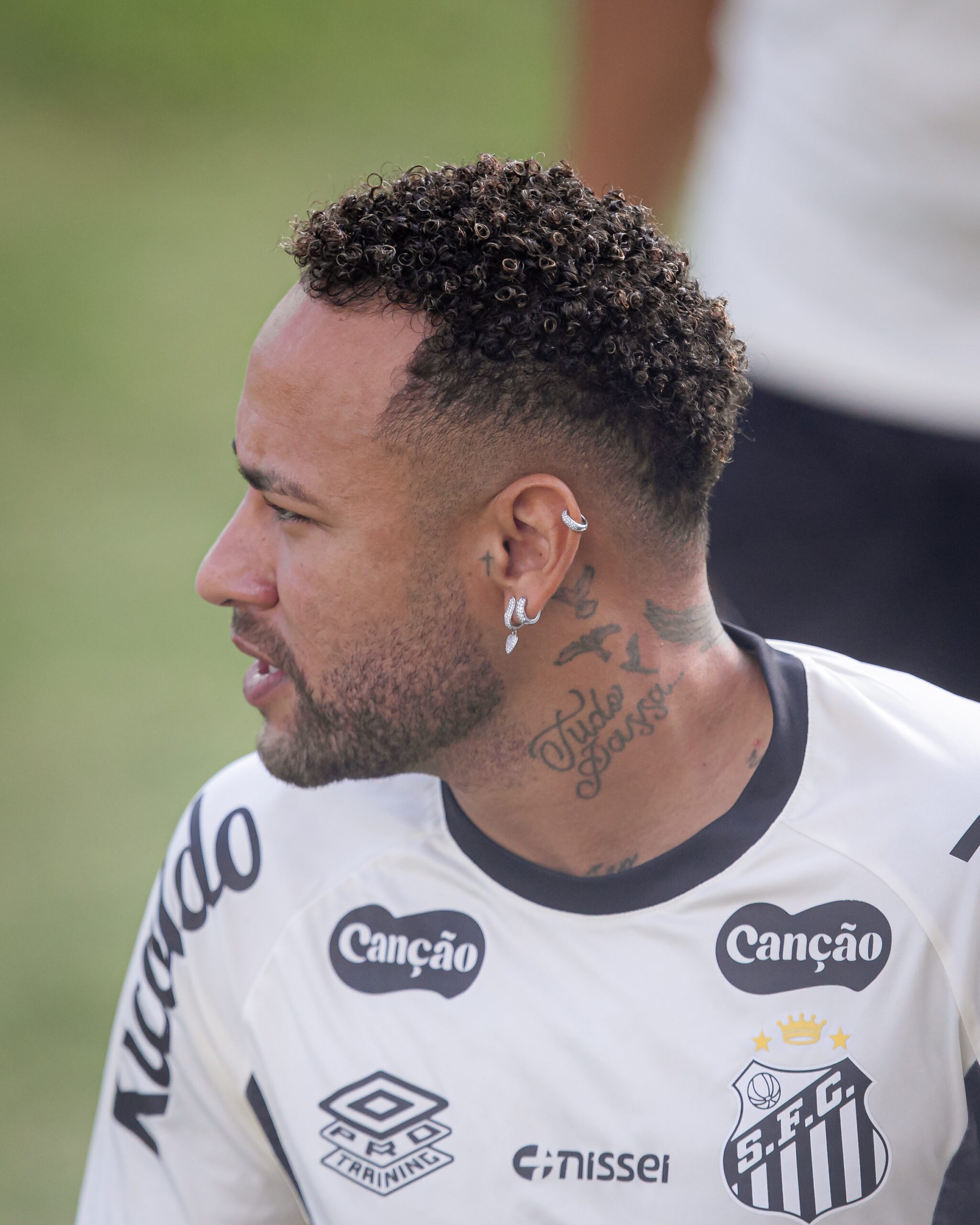Neymar desabafa após ficar fora de jogo do Santos com Ancelotti no estádio: “Difícil agradar todos”