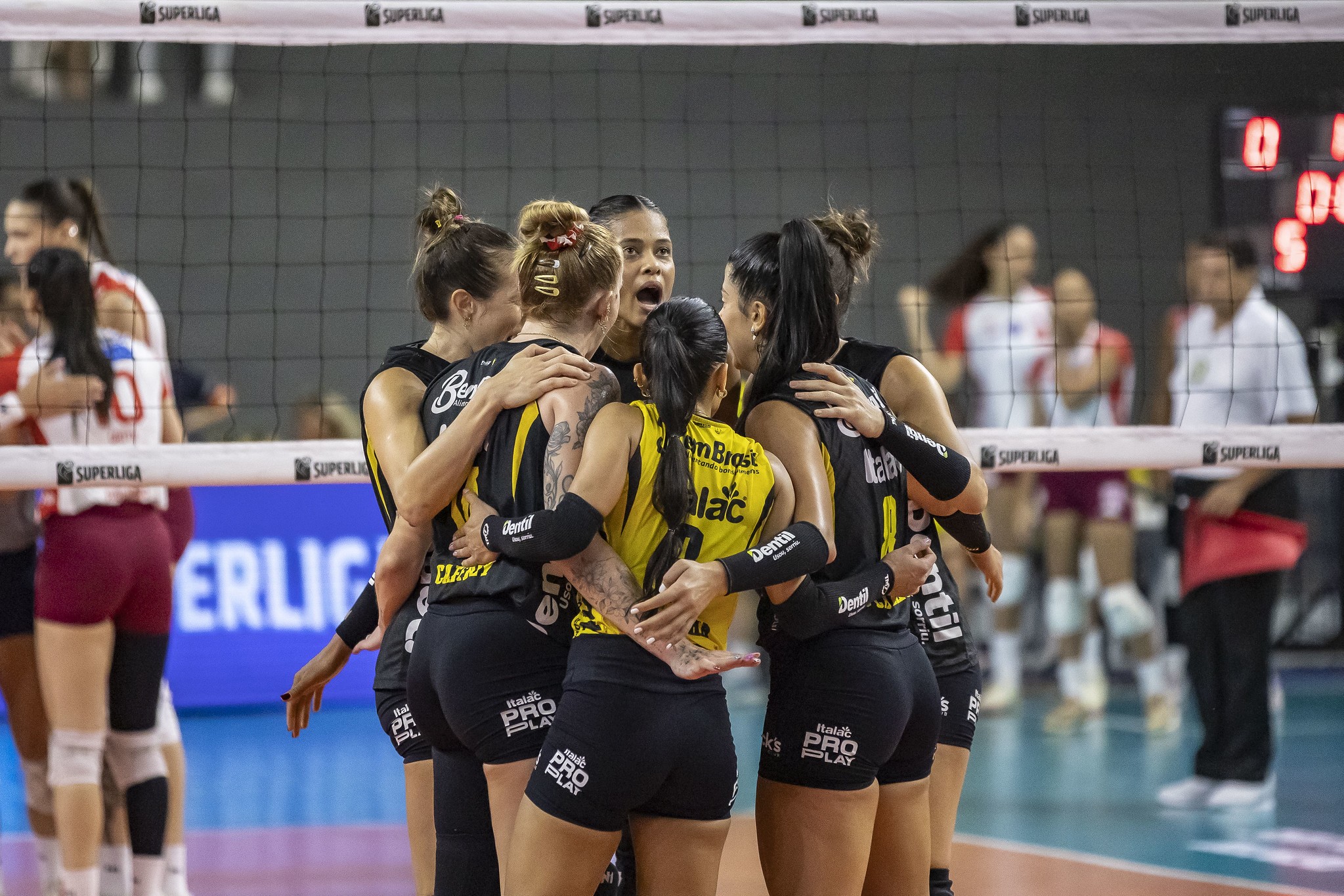 Praia Clube passa sufoco, mas bate Paulistano/Barueri e segue em terceiro na Superliga