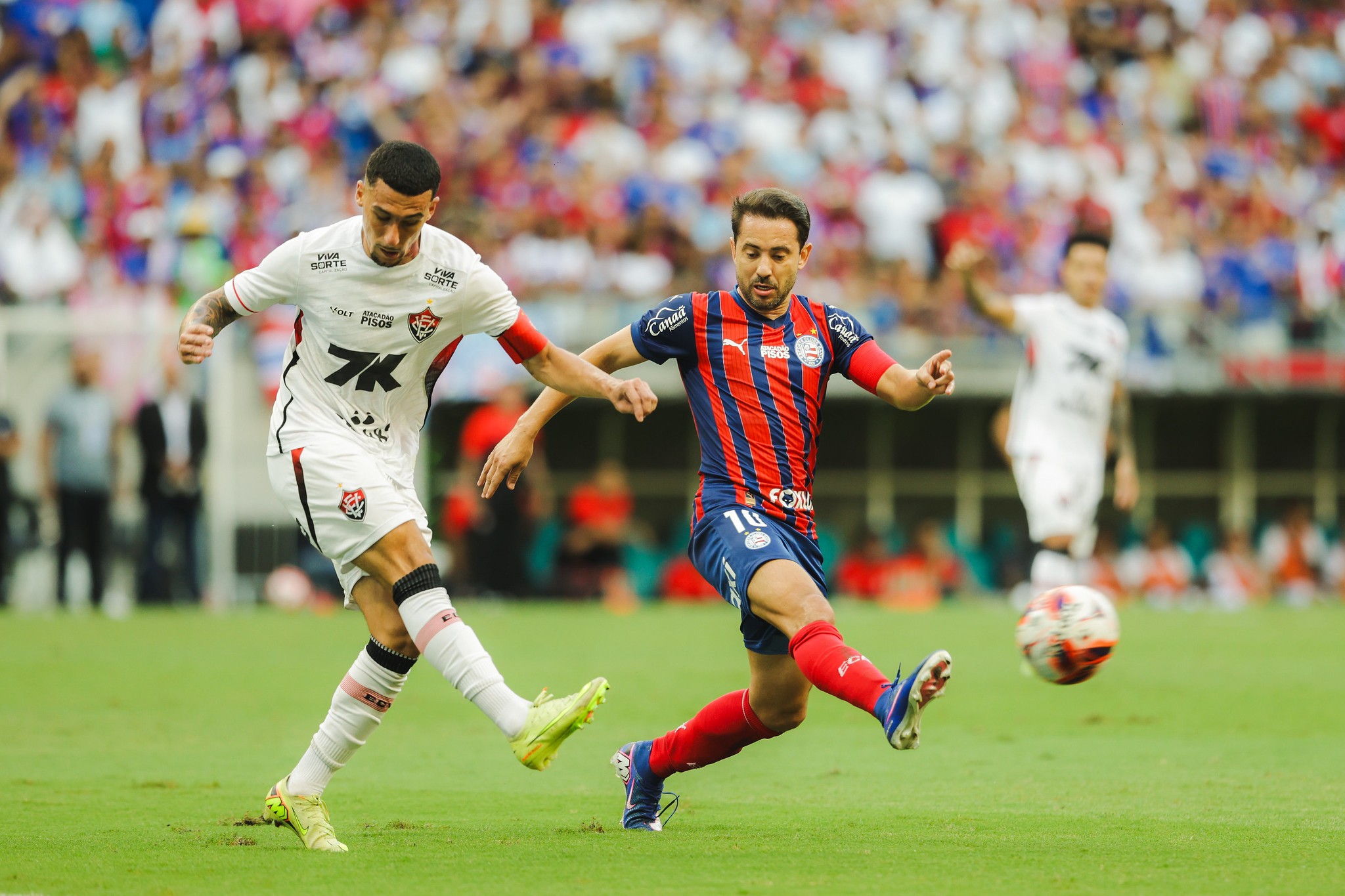 Vitória vê aproveitamento como visitante despencar em clássicos de torcida única; compare os números