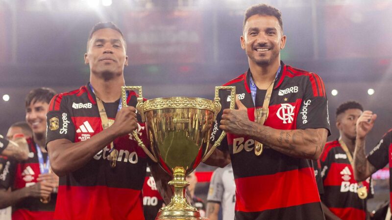 Danilo e Alex Sandro chegam a 13 títulos juntos, sendo cinco pelo Flamengo; veja lista