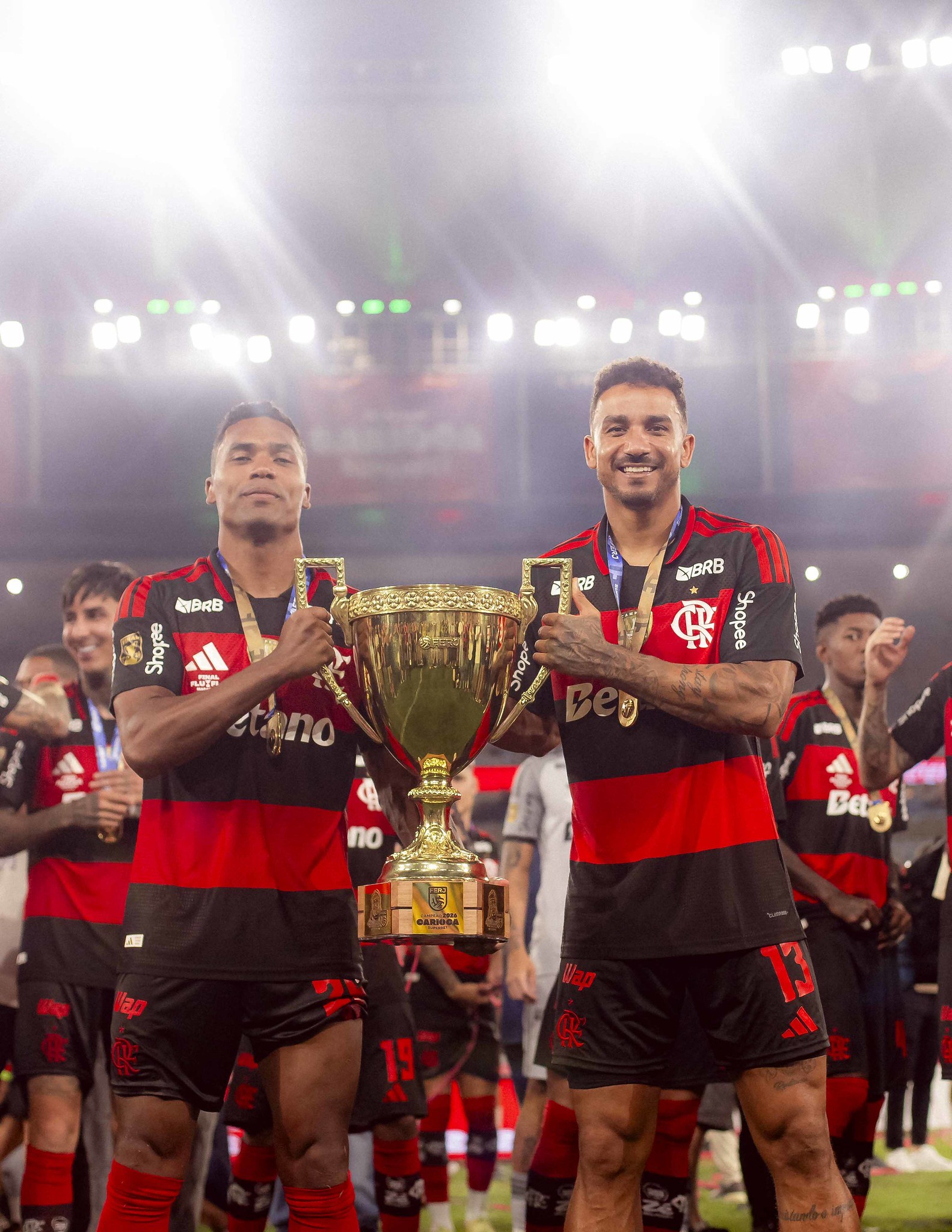 Danilo e Alex Sandro chegam a 13 títulos juntos, sendo cinco pelo Flamengo; veja lista