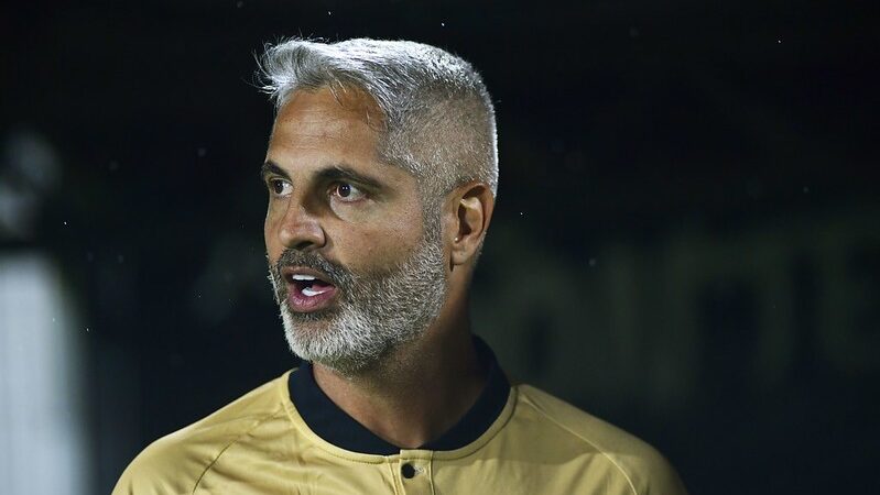 “Vou te prejudicar”: Rodrigo Santana é expulso por ofensas a árbitro e desfalca Ponte na Série B