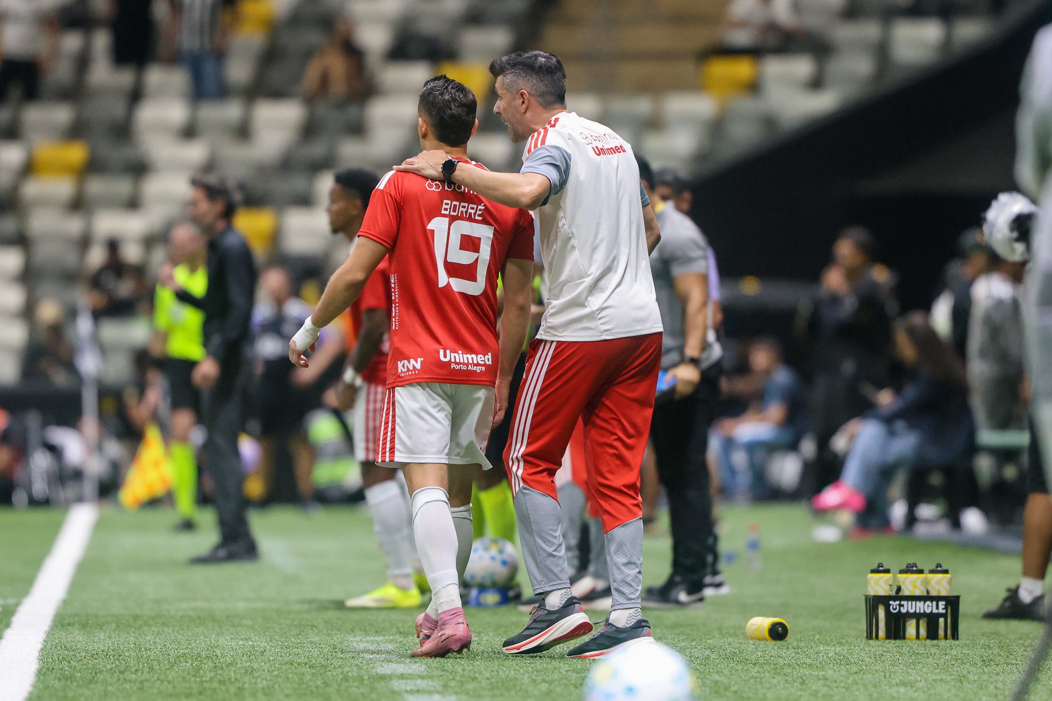 Contraste ofensivo: pior ataque da Série A, Inter é o segundo time que mais finaliza no Brasileirão