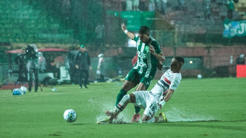 Análise: Chapecoense é dominada pelo São Paulo e expõe fragilidades defensivas