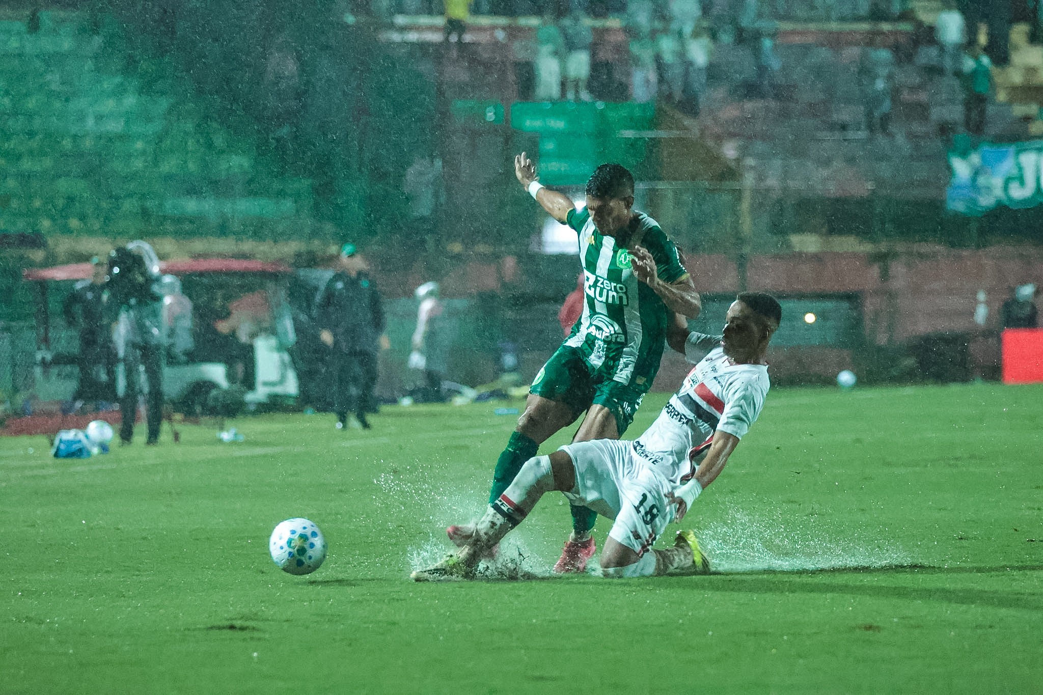Análise: Chapecoense é dominada pelo São Paulo e expõe fragilidades defensivas