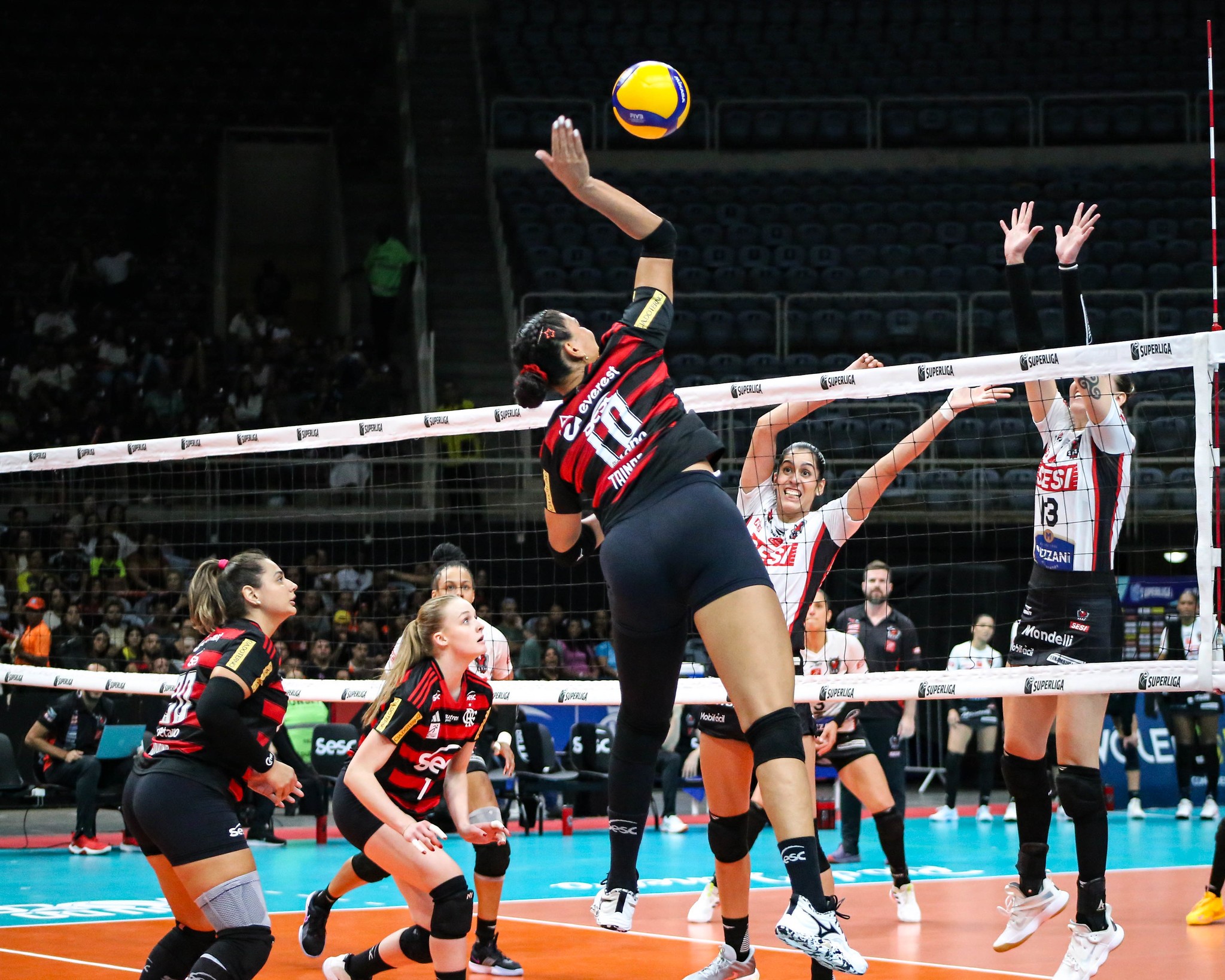 Sesc-Flamengo volta a vencer, acaba com sequência de vitórias do Sesi-Bauru e encosta no líder Minas