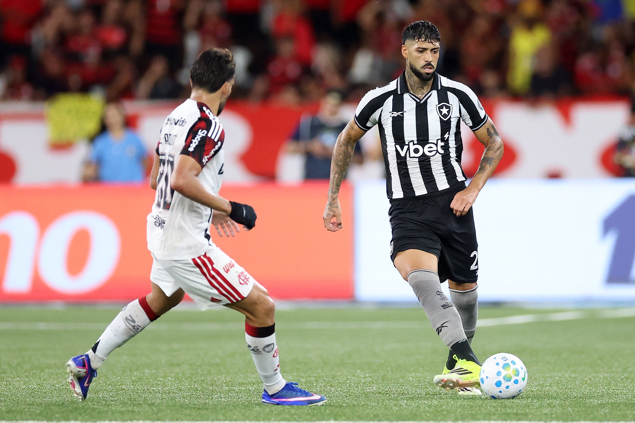 Flamengo provoca Barbosa, do Botafogo, nas redes por expulsão: “Zagueiro sorriso”