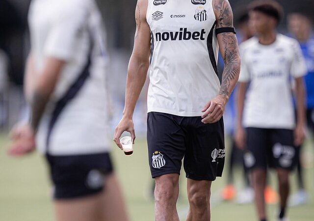 Lucas Veríssimo treina com bola e pode reestrear pelo Santos contra o Internacional