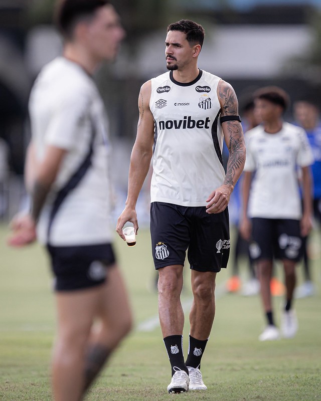 Lucas Veríssimo treina com bola e pode reestrear pelo Santos contra o Internacional