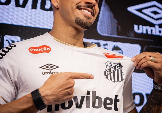 Veríssimo detalha cenário de guerra antes de retorno ao Santos: “Via mísseis passando pela janela”