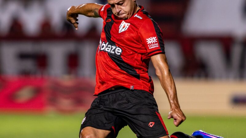 Em alta no Atlético-GO, Guilherme Marques avalia início artilheiro e projeta Série B