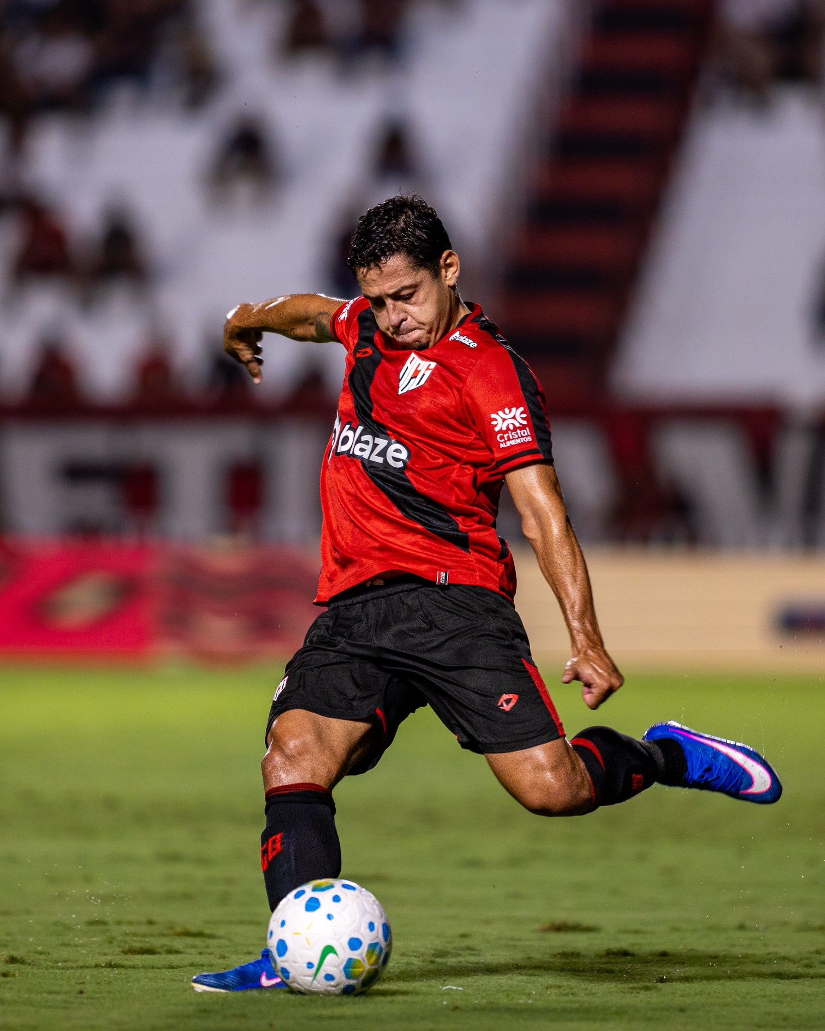 Em alta no Atlético-GO, Guilherme Marques avalia início artilheiro e projeta Série B