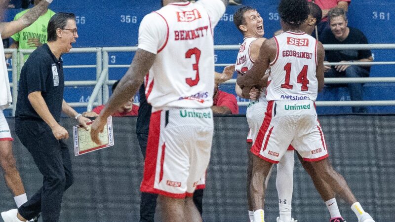 Armador do Franca faz cesta do garrafão de defesa na NBB; vídeo