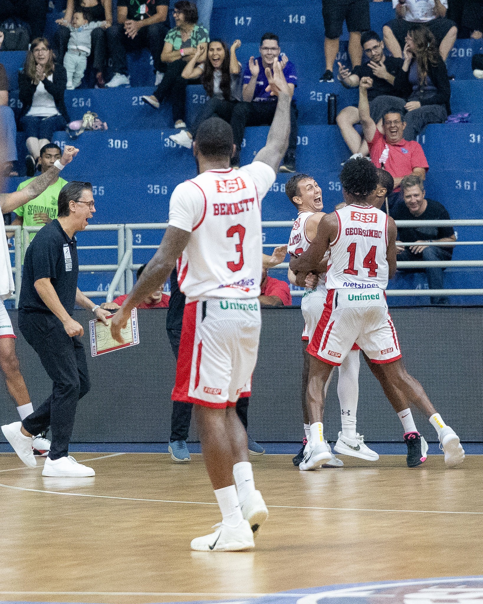 Armador do Franca faz cesta do garrafão de defesa na NBB; vídeo