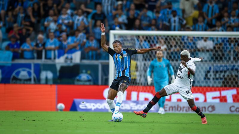 Lateral esquerda do Grêmio é problema para volta do Brasileirão; veja planos após lesão de Marlon