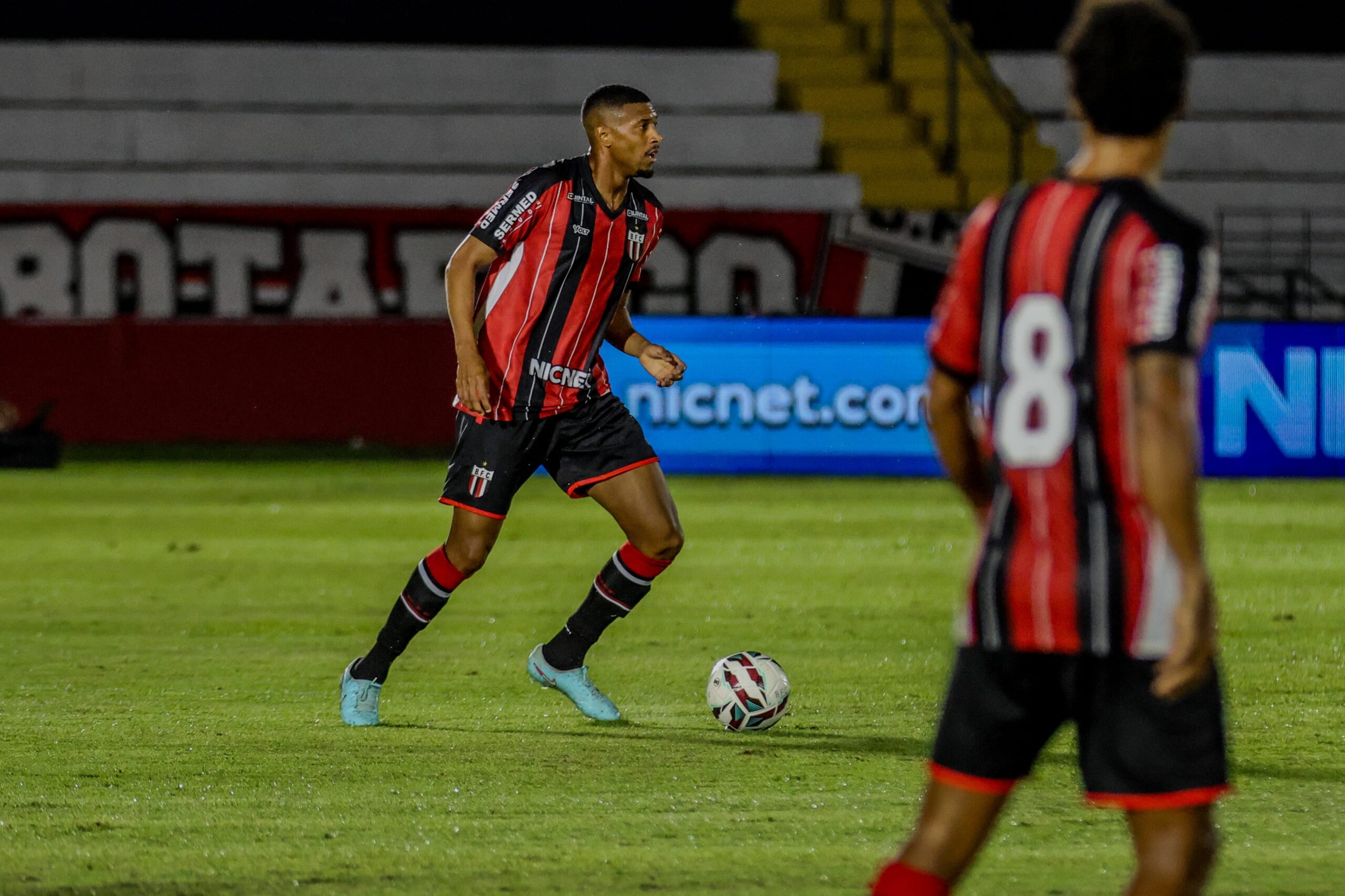 Dupla de zaga do Botafogo-SP agrada em estreia: “Rápidos e agressivos”