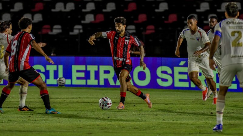 Capitão, Brey cita apoio de Tencati para atuar no setor ofensivo do Botafogo-SP