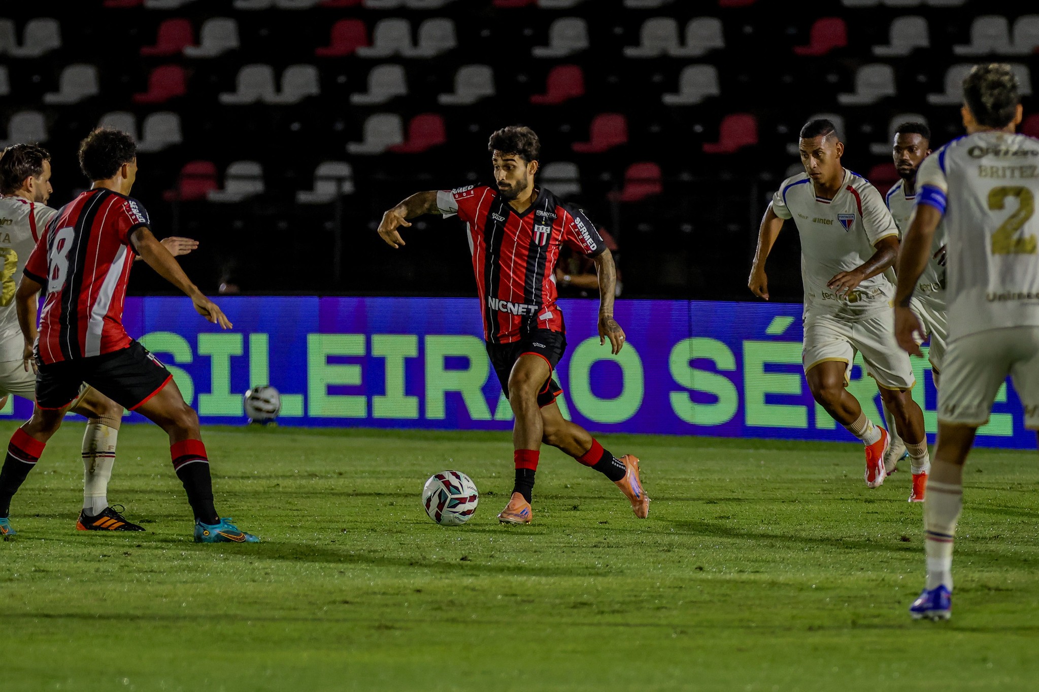 Capitão, Brey cita apoio de Tencati para atuar no setor ofensivo do Botafogo-SP