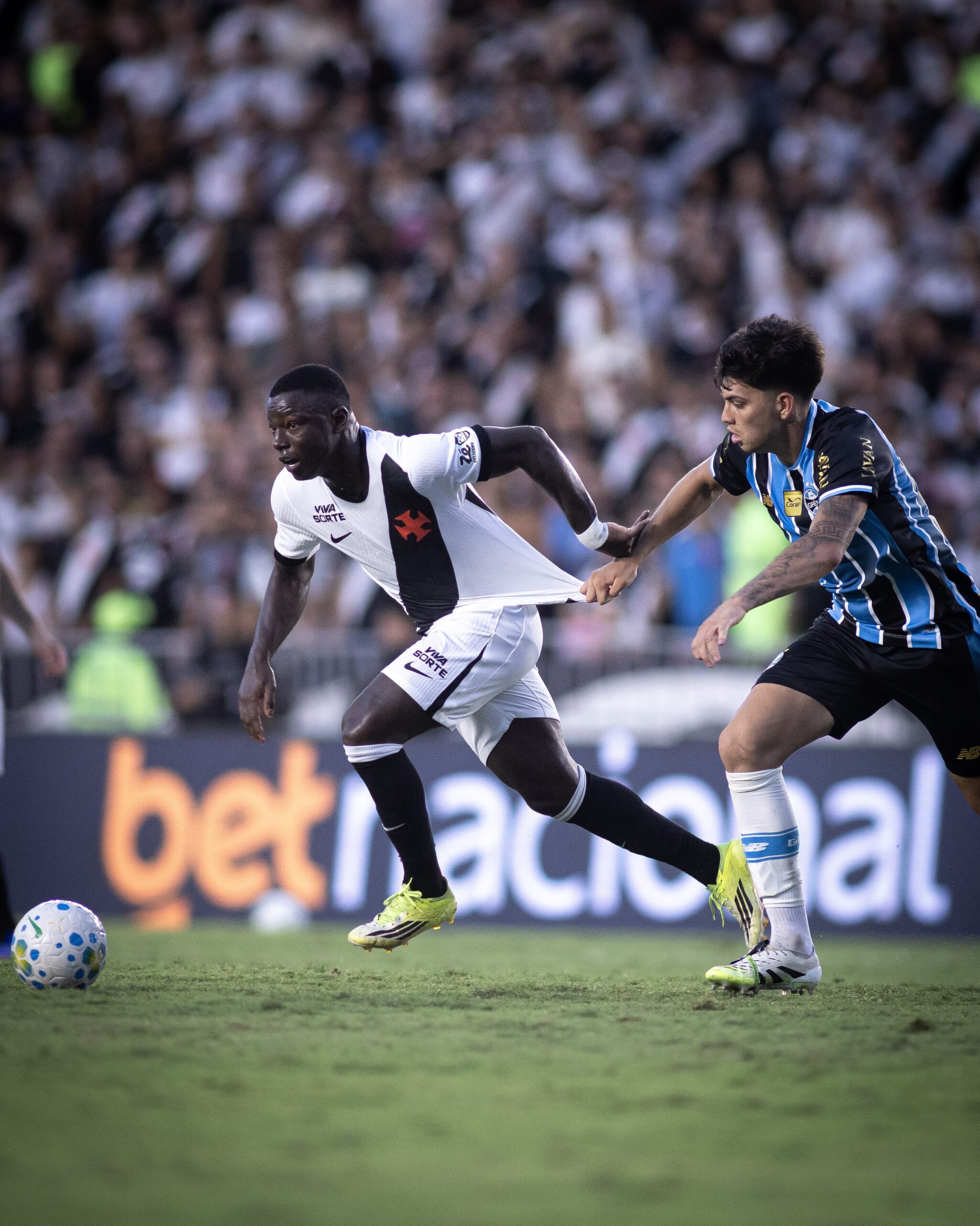 Torcida do Vasco elege Marino Hinestroza como substituto de Gómez contra o Coritiba